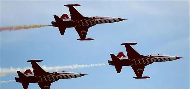 Türk Yıldızları Antalya semalarında gösteri uçuşu yaptı