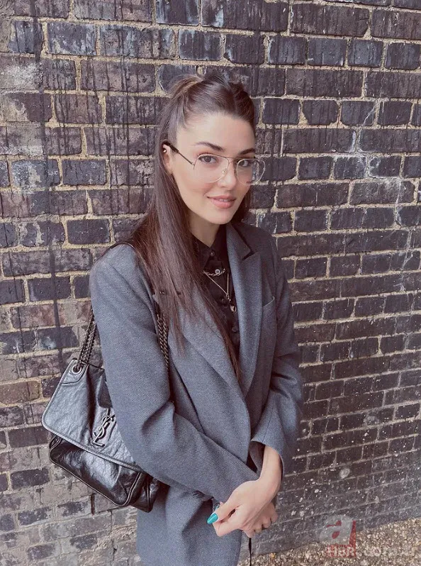 Güzelliğiyle hayran bırakan Hande Erçel'in makyajsız hali olay oldu 3