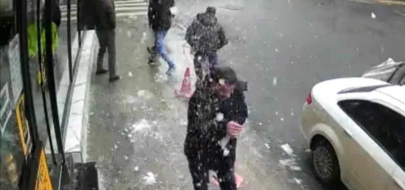 Akılalmaz olay! Yolda yürürken gözüne düştü!