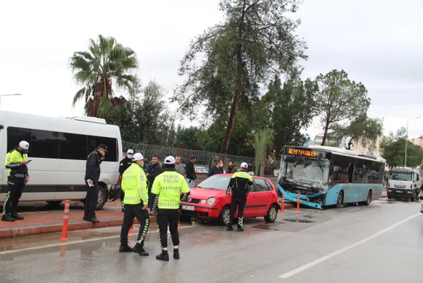 antalyada-ozel-halk-otobusu-kazasi-9-araca-carpti-5-yarali-1641978126778.jpg Antalya'da özel halk otobüsü kazası! 9 araca çarptı: 5 yaralı - 2