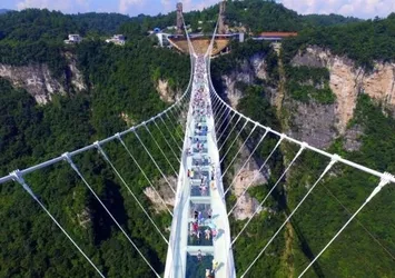 Dünyanın en yüksek cam köprüsü iki haftada kapandı