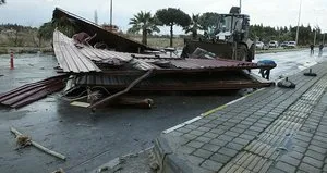 Balıkesir’deki fırtınada 5 katlı binanın çatısı uçtu