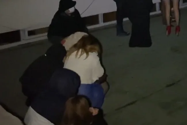 Konya'da kısıtlamayı ihlal edip eğlence merkezine gidenler polisi görünce nereye saklanacaklarını şaşırdılar - 8