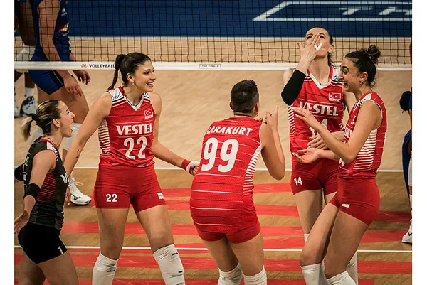 Milli Kadın Voleybol Takımı İtalya’yı 3-0 yenerek yarı finale çıktı