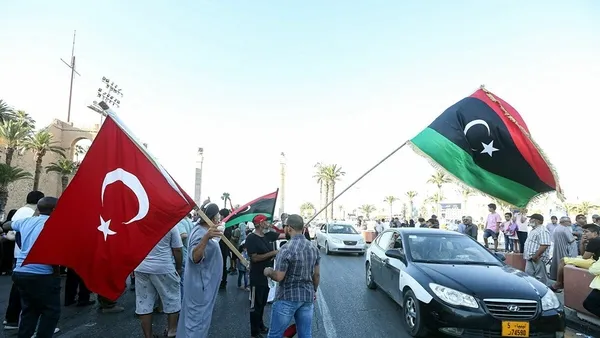 Hafter Türk bayrağına saldırdı Libya halkı cevabını verdi - 3