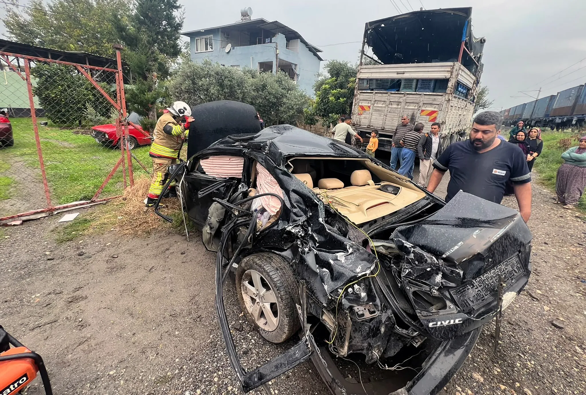 Hatay'da tren otomobili metrelerce sürükledi! Anne hayatını kaybetti, oğlu yaralı