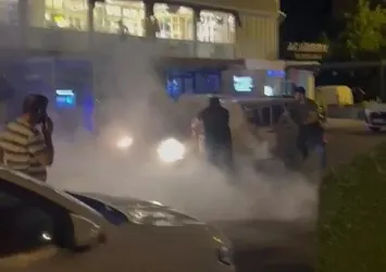 Seyir halindeki otomobil alev aldı! Vatandaşlar yardıma koştu