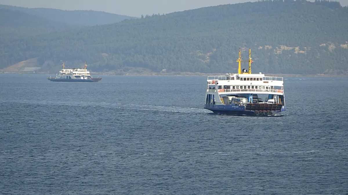 Bozcaada feribot seferlerine fırtına engeli