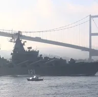 Rusyanın batan amiral gemisi Moskova İstanbul Boğazından geçerken görüntülenmiş