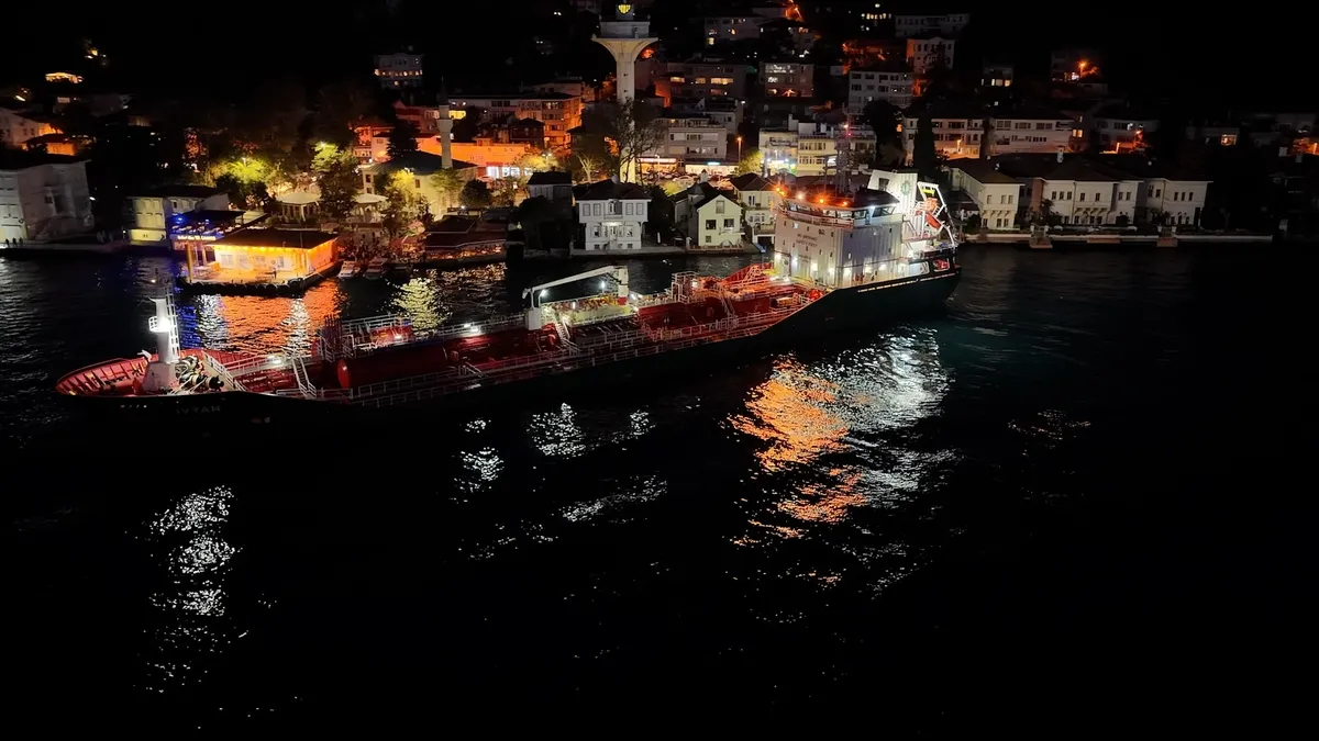 İstanbul Boğazı'nda alarm! Gemi sürüklendi çift yönlü kapatıldı