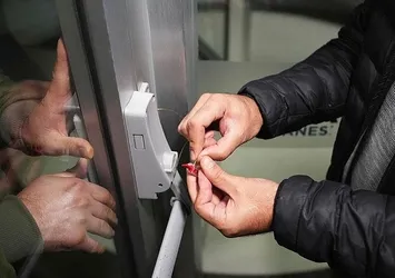 Yenidoğan çetesinde adı geçen hastaneler kapatılıyor! Mağdur anne kapıları yumruklayarak isyan etti