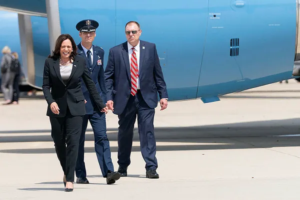 abdnin-iki-numarasi-olumden-dondu-kamala-harrisin-ucagi-zorunlu-inis-yapti-1623012080700.jpg ABD'nin iki numarası ölümden döndü! Kamala Harris'in uçağı zorunlu iniş yaptı - 1