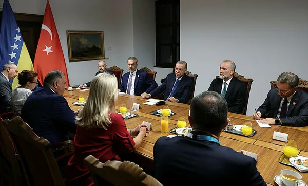 baskan-erdogan-macaristanda-bosna-hersek-heyetini-kabul-etti-1692565829072.jpg Başkan Erdoğan, Macaristan'da Bosna Hersek heyetini kabul etti - 1