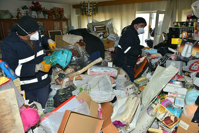 Bursa'da yaşlı kadının evinden 13 ton çöp çıktı - 2