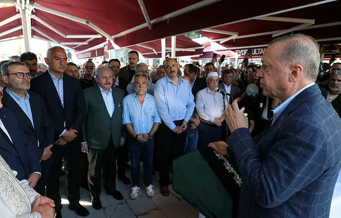 baskan-erdogandan-eyup-sultan-turbesine-ziyaret-1658692003895.jpg Başkan Erdoğan'dan Eyüp Sultan Türbesi'ne ziyaret - 2