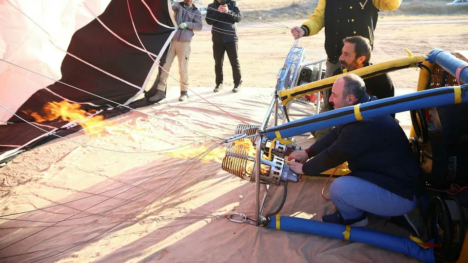 Bakan Varank ilk yerli balon ile uçtu, bir süre pilotluk yaptı