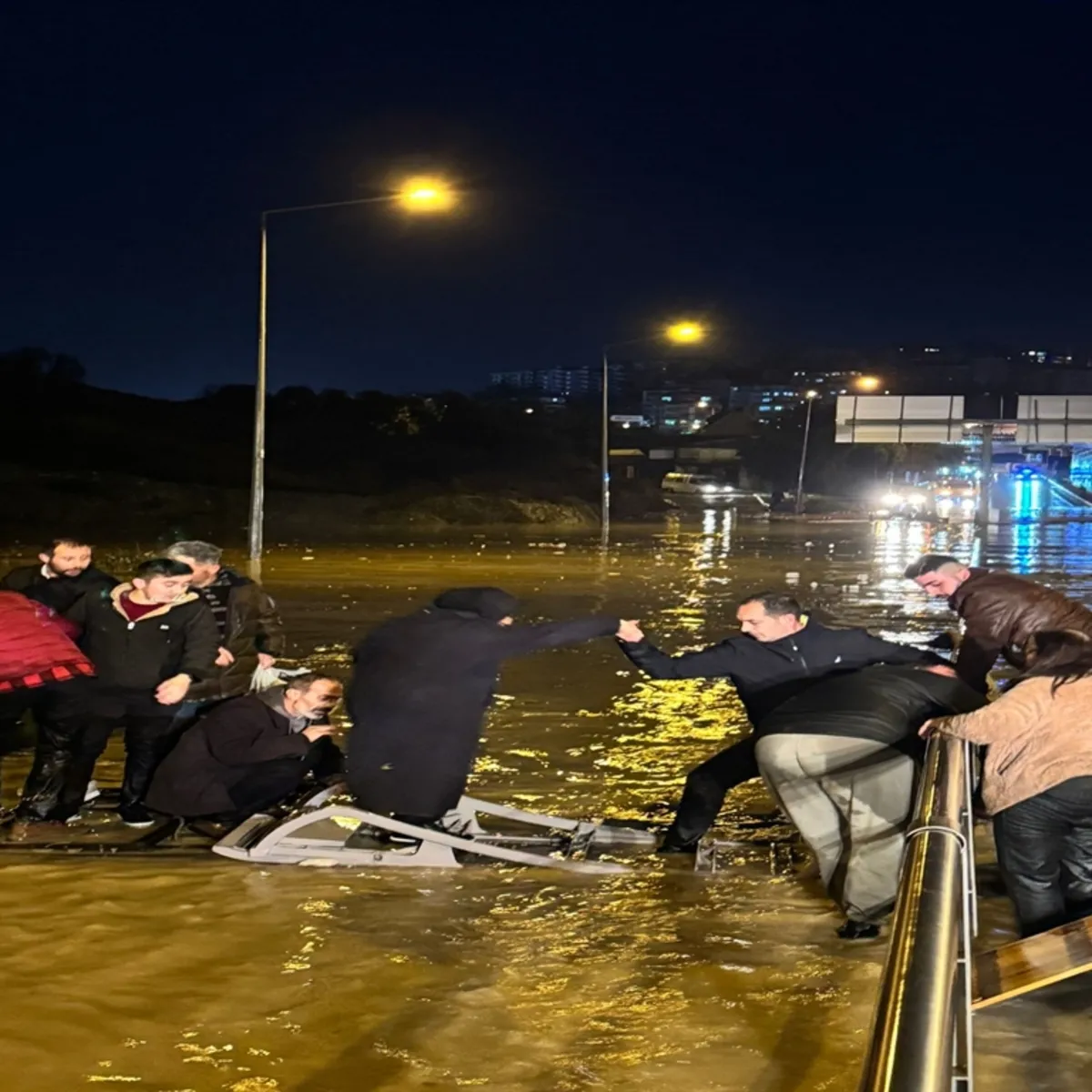 Aydın'da korkunç olay! Minibüs suya gömüldü: 20 yolcu kurtarıldı