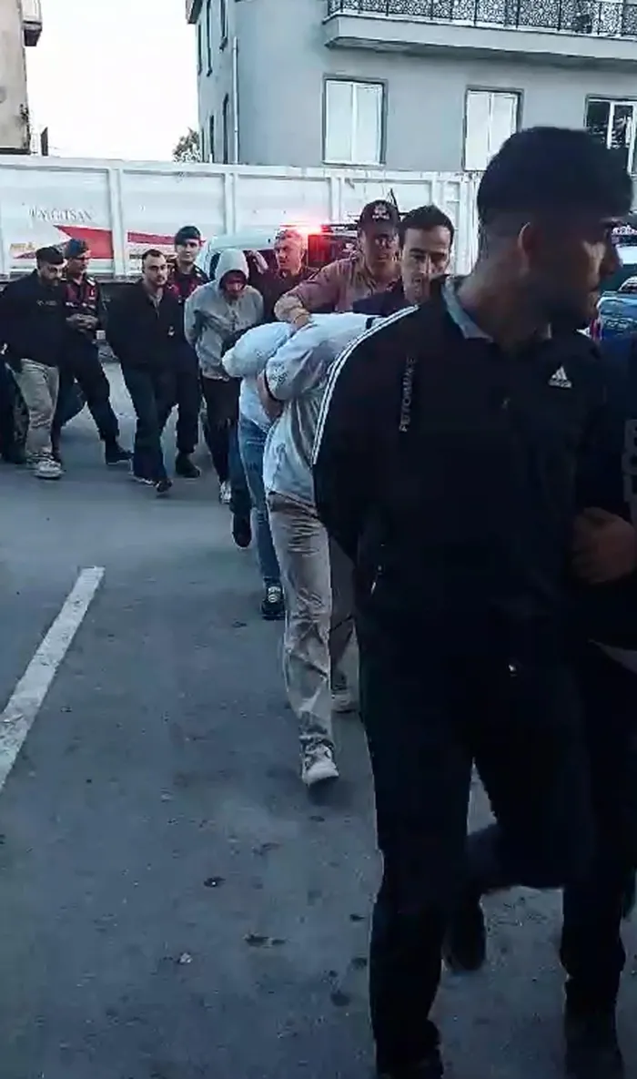 kargo-minibusu-ile-gocmen-kacakciligina-sucustu-17-organizator-tutuklandi-1714339696900.jpg Kargo minibüsü ile göçmen kaçakçılığına suçüstü: 17 organizatör tutuklandı - 1