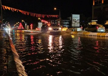 Edirne'de içme suyu hattı patladı! Yollar göle döndü