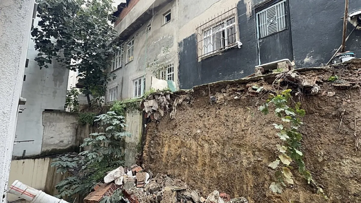 Arnavutköy’de korku dolu anlar! İstinat duvarı çöktü iki bina tahliye edildi