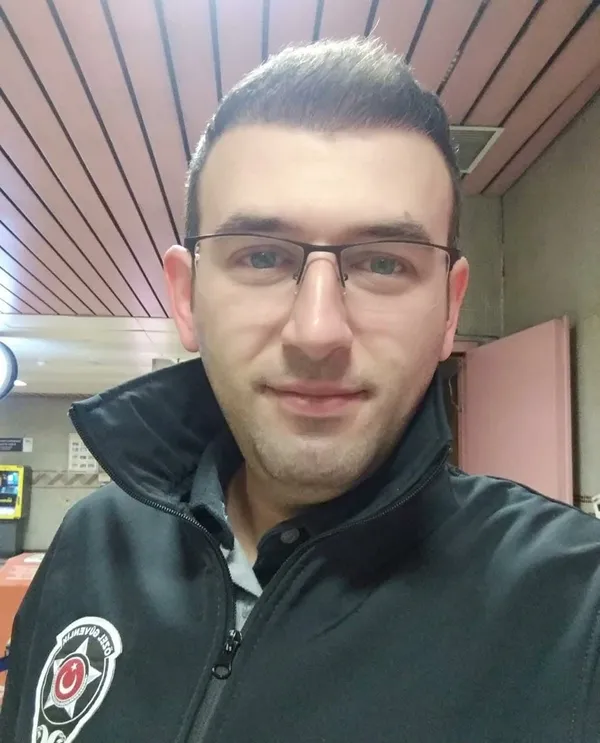 1646746639032.jpg CHP Milletvekili Sezgin Tanrıkulu kendisiyle ilgilenmeyen güvenlik görevlisini işten attırdı! “Ekmekle oynamak bu kadar kolay mı?” - 3