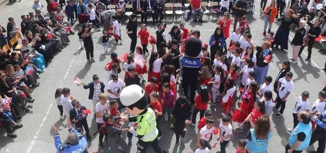 Samsun’da büyük coşku! Polisler 23 Nisan’ı çocuklarla kutladı