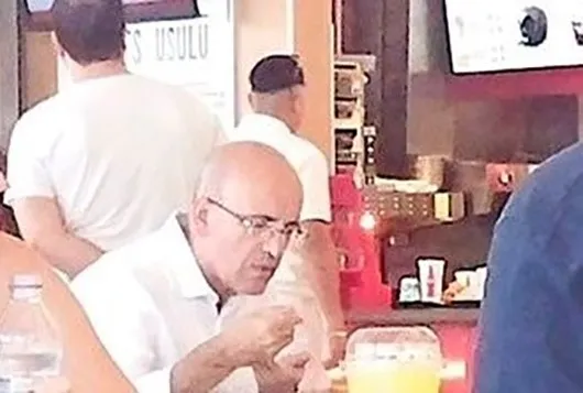 bakan-simsekten-avmde-esnaf-ziyareti-bir-kafe-sahibi-o-anlari-anlatti-1692625644014.jpg Bakan Şimşek’ten esnaf ziyareti! Bir kafe sahibi o anları anlattı - 2