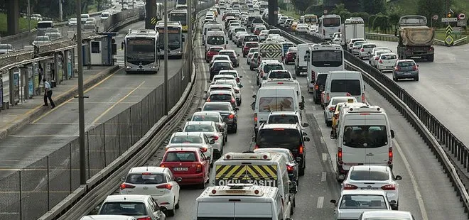 Son dakika: İstanbul yeni haftaya yoğun trafik ile başladı