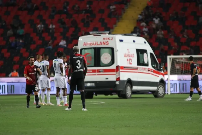 Gaziantep - Beşiktaş maçında yürekler ağza geldi! N'Sakala'nın sağlık durumu nasıl? Resmi açıklama geldi - 3