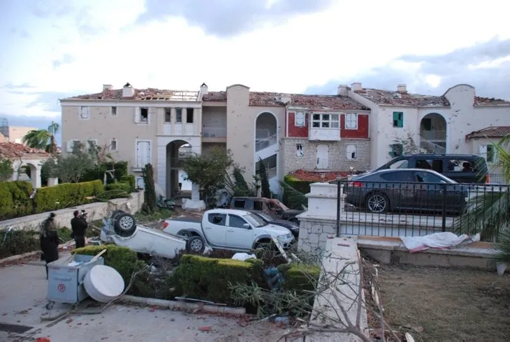 Son dakika: İzmir'de görülmemiş felaket! Hortum araçları 10 metre havaya kaldırıp binaların üzerinden savurdu