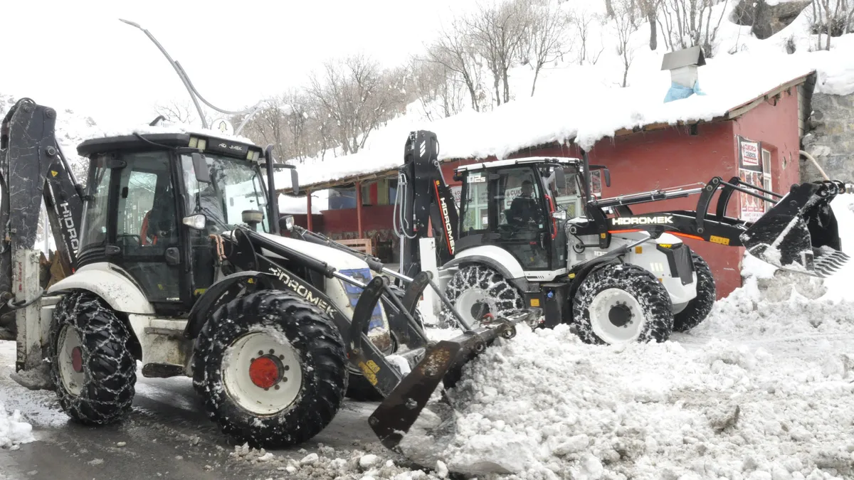 Hakkari'de Van ve Çukurca kara yollarında 3 ayrı noktaya çığ düştü