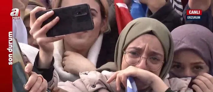 1710593102310.jpg Erzurum'da Başkan Erdoğan'ı gören genç gözyaşlarını tutamadı! Başkan Erdoğan: Ne olur ağlama! Bizi de ağlatacaksın - 4