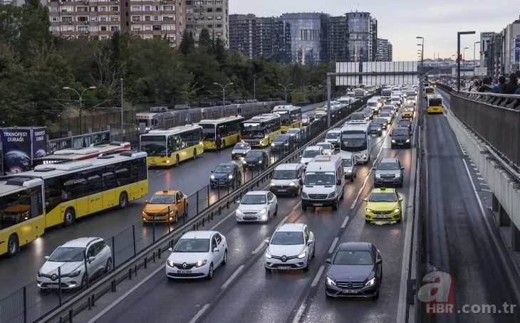 İstanbulluların çilesi sürüyor! Trafikte ve toplu taşımada yoğunluk: Uzun yolcu kuyruğu oluştu
