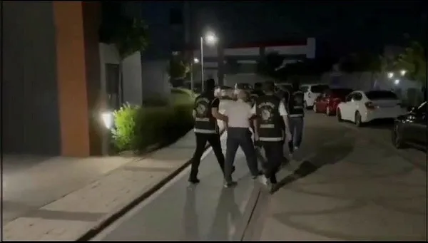 istanbulda-feto-operasyonu-feto-elebasi-fetullah-gulenin-yegeni-selman-gulen-kiskivrak-yakalandi-1689312514248.jpeg İstanbul'da FETÖ operasyonu! FETÖ elebaşı Fetullah Gülen'in yeğeni Selman Gülen kıskıvrak yakalandı - 2