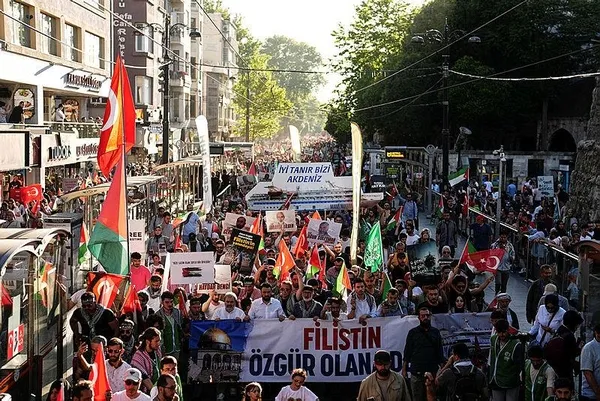 İstanbullular mazlumlara ses oldu! Beyazıt Meydanı’ndan Ayasofya’ya Filistin’e destek yürüyüşü: Katil İsrail işbirlikçi Amerika