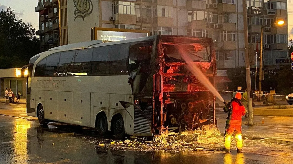 İstanbul'da facia ucuz atlatıldı! Alev alan yolcu otobüsü söndürüldü