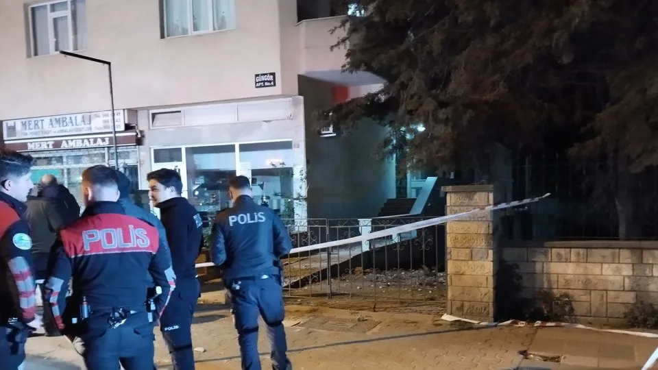 Kadıköy’de bir binanın balkonu çöktü!