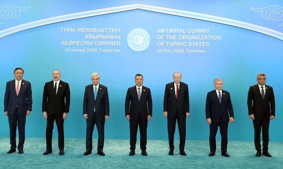 baskan-erdoganin-turkistan-cikarmasi-dunyada-yanki-uyandirdi-1778937264026.jpg Türk Devletleri Teşkilatı (TDT) Gayriresmi Zirvesi, Kazakistan'ın Türkistan şehrinde başladı. Kazakistan Cumhurbaşkanı Kasım Cömert Tokayev'in (sol 3) ev sahipliğinde ʺYapay Zeka ve Dijital Kalkınmaʺ temasıyla düzenlenen zirve öncesinde liderler aile fotoğrafı için bir araya geldi. (AA)