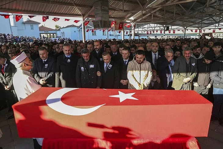 Türkiye şehitlerine ağlıyor! Kahraman vatan evlatları son yolculuğuna uğurlandı