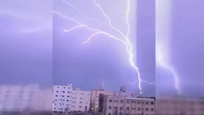 Mekke Saat Kulesi’ne yıldırım düştü! O anlar kameraya böyle yansıdı - 2