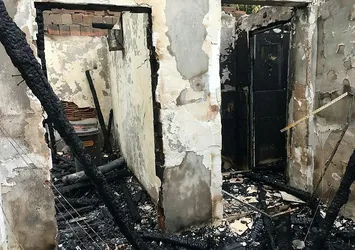 Sobayı yakmaya çalışırken hem kendini hem evi yaktı