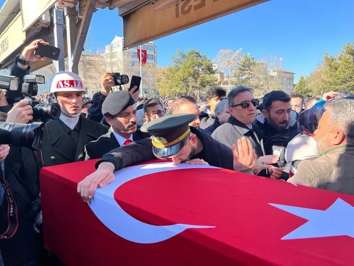 Türkiye şehitlerini uğurluyor! Tabutunun başında gözyaşları sel oldu | Bu acıya yürek dayanmaz