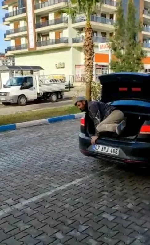 Antalya'da utandıran görüntüler! Üzeri kirli işçisini araba bagajında taşıyan kişiye ceza kesildi