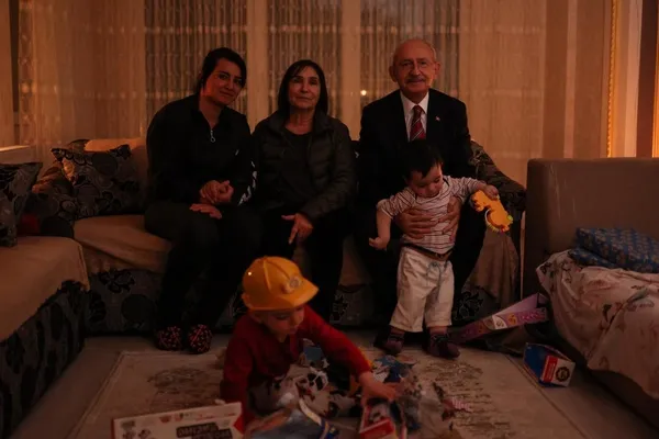 CHP lideri Kemal Kılıçdaroğlu’nun ziyaret ettiği evde elektrikler gerçekten kesik miydi? Bakan Fatih Dönmez gerçekleri ortaya çıkarttı