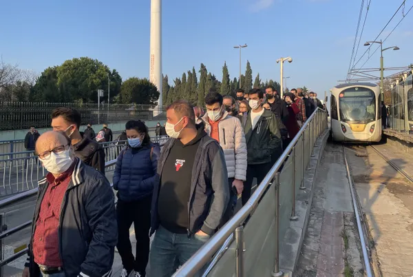 1636962195629.jpg Haftanın ilk günü İstanbullular işe geç kaldı! CHP İBB bilgilendirme yapmadı vatandaş isyan etti: Bu çok büyük bir ayıp - 3