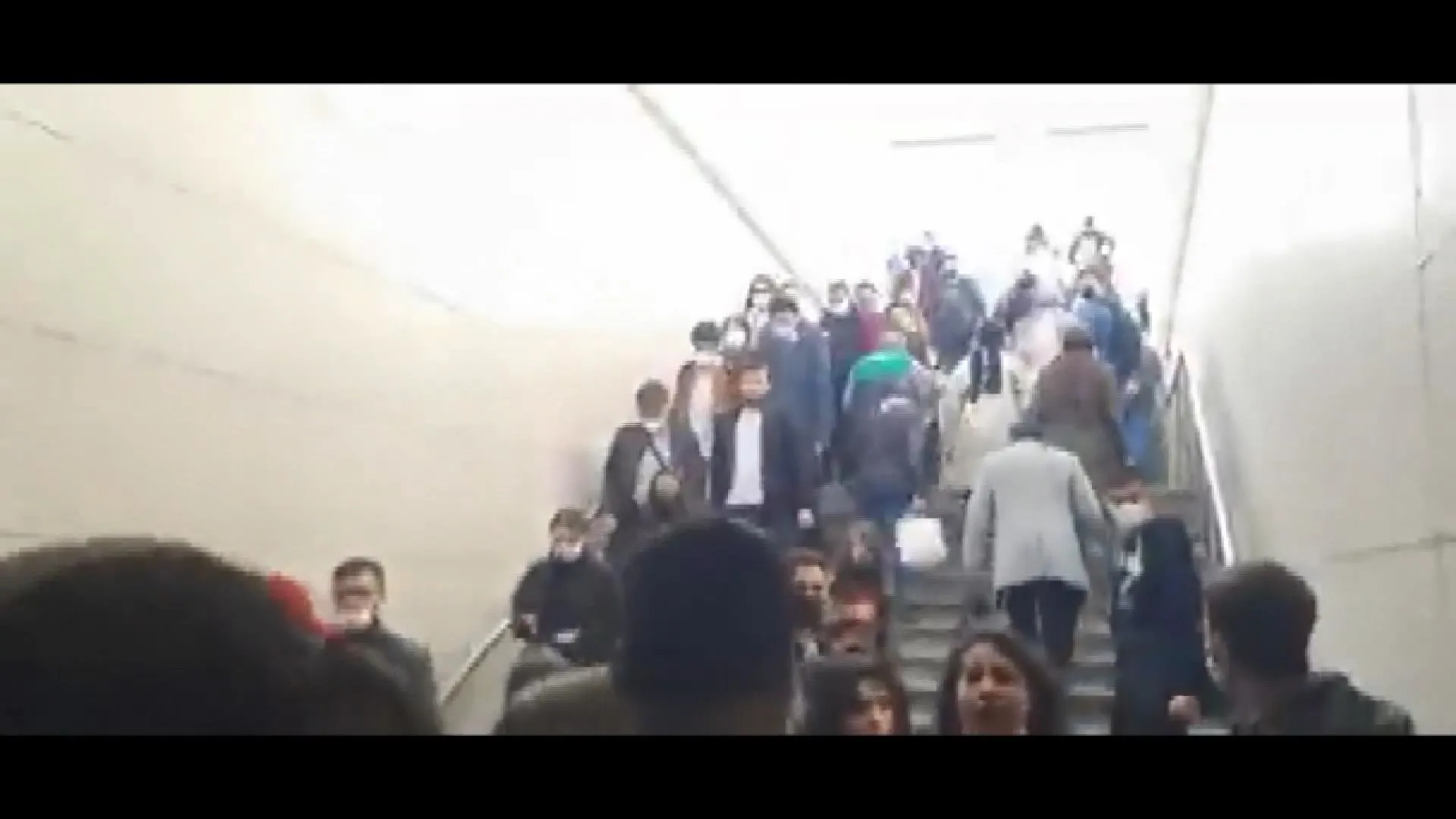 İstanbul'da öğrenciler Ekrem İmamoğlu'nu protesto etti! Ulaşıma gelen yüzde 40 zamdan sonra turnikelerden atlayarak geçtiler