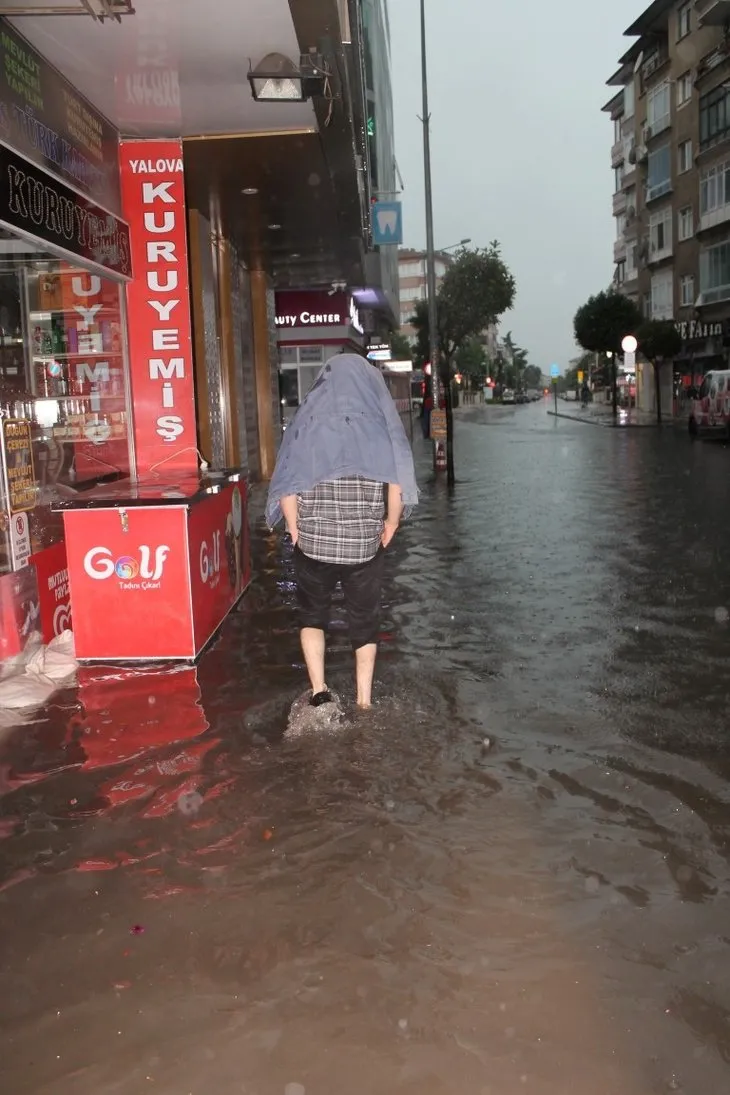 Yalova’da şiddetli yağış şehrin sokaklarını Venedik’e çevirdi