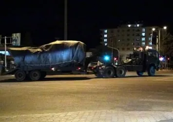 Suriye sınırına askeri sevkiyat sürüyor