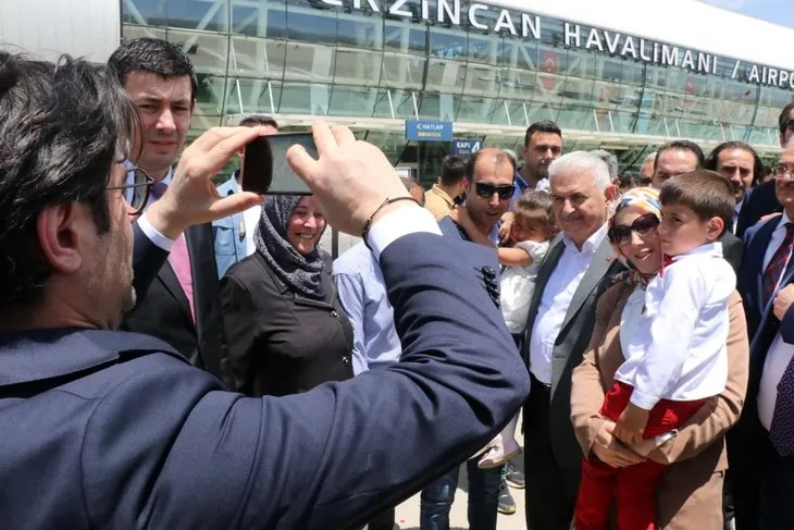 Erzincan'da Binali Yıldırım'a büyük ilgi! Yıldırım'ın yüzlerce hemşehrisiyle tokalaşması 1 saat 8 dakika sürdü