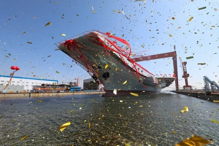 Çin’in ilk yerli yapım uçak gemisi suya indirildi